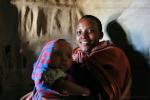 На фото женщина из племени масаев с ребенком, в своей хижине