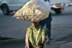 Жители Танзании очень ловко носят тяжести на голове