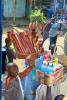 Фоторепортаж о путешествии в Танзанию, на фото, мелкие торговцы перед междугородним автобусом