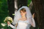 Невеста, на этом фотоснимке, позирует в Михайловском саду Санкт-Петербурга