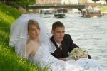 Эта свадебная фотография сделана на набережной реки Мойки в Михайловском саду Санкт-Петербурга