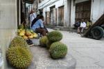 На фото тропический фрукт дуриан, выложенный уличными торговцами в торговых рядах Стоун Тауна на острове Занзибар