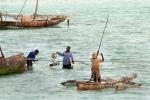 На фотоснимке рыбаки острова Занзибар