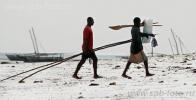 На фото рыбаки острова Занзибар в Танзании, возвращаются с утренней рыбалки
