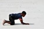 На фотографии мальчик из рыбацкого поселка на острове Занзибар, собирает ракушки на пляже у берега Индийского океана