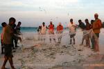На фото: рыбаки острова Занзибар вынимают рыбу из сетей