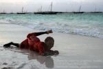 На фото Республика Танзания, остров Занзибар, берег Индийского океана, девочка из рыбацкого поселка