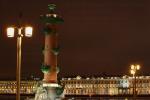 Ростральная колонна на фоне Зимнего дворца в Санкт-Петербурге, ночная фотосъемка