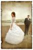 Невеста демонстрирует свое платье, фото
