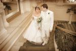 На фото: жених и невеста поднимаются по парадной лестнице Дворца бракосочетания №2 (г