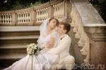 Жених и невеста позируют на ступенях Михайловского (Инженерного) замка, фото
