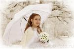 Портрет невесты с зонтом на фоне зимнего парка