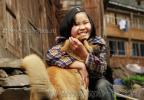 Девочка народности  Яо &#29814;&#26063;,  (или Чжуан &#22766;&#26063;)   обнимает собаку, деревня Дажай (Dazhai, near Longsheng, Guangxi, China)