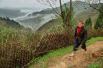 На фото горная тропа, ведущая в деревню Пиньян в окрестностях Гуйлиня (&#26690;&#26519;-&#24179;&#23433;&#26449;), Юго-Западный Китай, провинция Гуанси