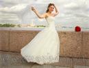 Невеста пускает фату по ветру на стрелке Васильевского острова в Санкт-Петербурге