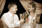 На фото, жених и невеста с бокалами, точнее молодожены (или новобрачные) со свадебными бокалами