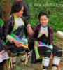 Девушки народности Miao в национальной одежде