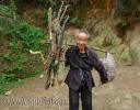 Старый китаец, а точнее этнический мяо (национальное меньшинство Китая), несет домой вязанку дров