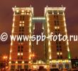Жилой комплекс Финансист, фото вечерней подсветки фасада