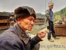 Китаец курит, цифровая фотография