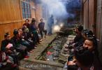 На протяжении всей похоронной церемонии в деревне Zengchong (Guizhou), населенной народом Dong, родственники умершей женщины взрывали петарды и  поджигали фейерверки