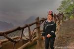 Роза в прическе женщины из деревни Xijiang, Юго-Запад Китая, фотография