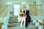 Жених и невеста позируют фотографу во Дворце бракосочетаний номер три, города Пушкин