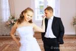 Невеста тащит жениха за галстук, свадебная фотография