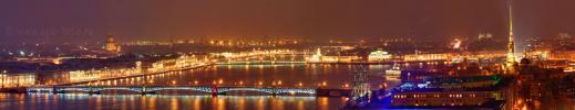 Панорамный фотоснимок Санкт-Петербурга, вид на реку Нева, Троицкий мост, Исаакиевский собор и Петропавловскую крепость при вечернем освещении