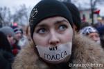 Девушка с заклеенным ртом на митинге «За честные выборы», надпись на пластыре: «Нет голоса»