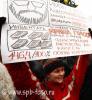 Девушка студентка с рисованным плакатом о проделках волшебника Чурова