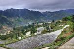 Поля на рисовых террасах, в горах провинции Гуйчжоу, залиты водой