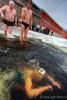 На крещенских купаниях 2012 года, женщина 70 лет окунается с головой в ледяную воду реки Невы