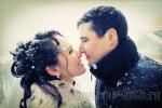 Снежинки в волосах и на одежде жениха и невесты, зимняя свадебная романтика