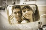 Молодожены отражаются в автомобильном зеркале, свадебная фотография с обработкой под ретро