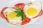 Блюдо из двух яиц, фотография для сайта предприятия общественного питания, и для полиграфического меню в ресторане, или кафе