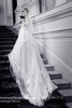 Фотосъемка во Дворце бракосочетаний, невеста позирует фотографу на парадной лестнице