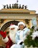 Фото Деда Мороза и Снегурочки сделано в декабре 2004 года на Дворцовой площади в Санкт-Петербурге