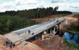 На фото строительство автомобильной дороги в обход Луги (Россия, Ленинградская область