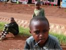 Танзанийские дети, если не убегали при виде фотокамеры, то пытались заглянуть внутрь объектива, или требовали показать им их изображение на экране дисплея