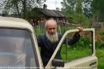 Отшельник – автовладелец, ездит в поселок Жихарево, встречать приезжающую на побывку жену, в собственном джипе ВАЗ-2121 Нива