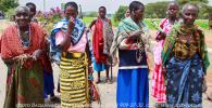Эти женщины африканского племени масаи, поджидают туристов у магазина сувениров, расположенного возле шоссе, по которому мы ехали в Серенгети