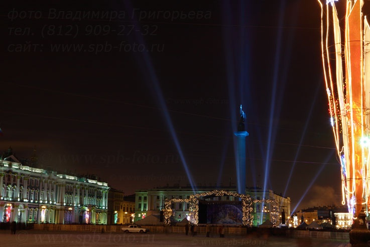 Лазерное шоу на Дворцовой площади в Петербурге
