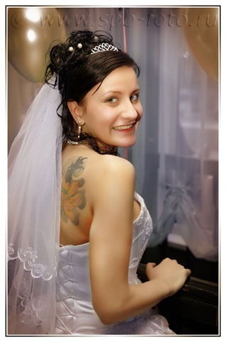 Фото невесты с татуировкой