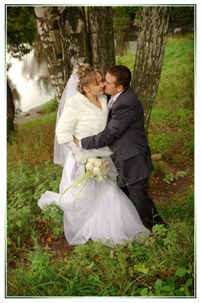 Свадебная фотосессия на фоне зелени