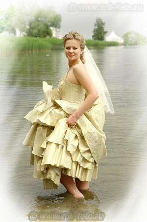 Невеста на заливе в Нижнем парке Петергофа