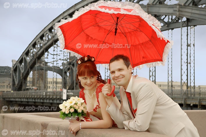 Жених и невеста под красным зонтом, фото