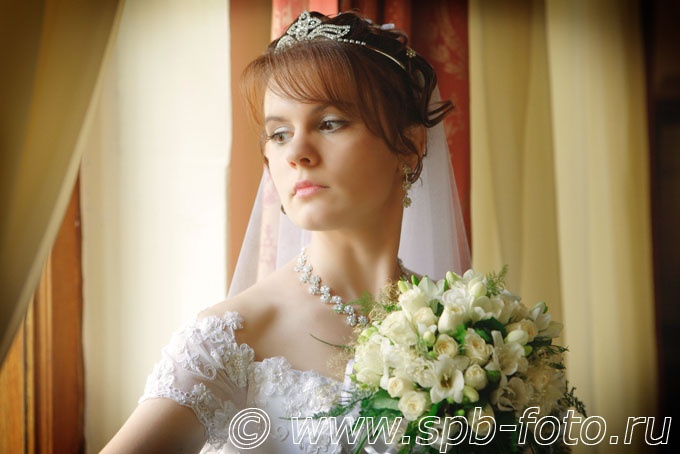 Невеста позирует у окна дворца на Фурштатской