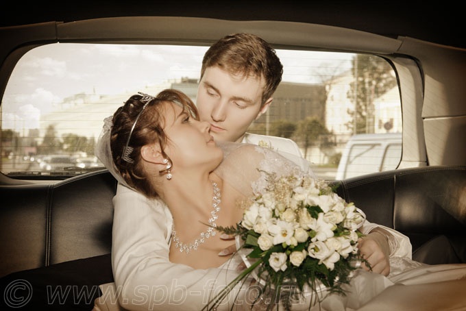 Зачем фотограф в свадебном лимузине?