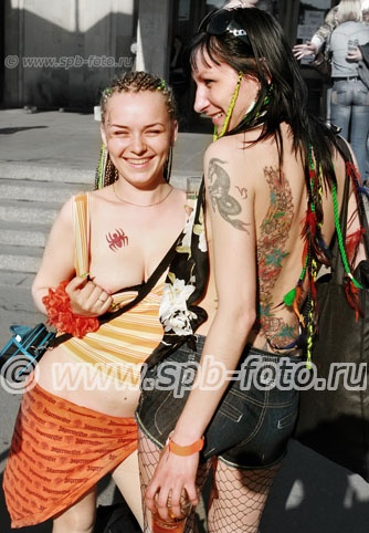 Событийная фотосъемка: девушка с татуировкой на груди